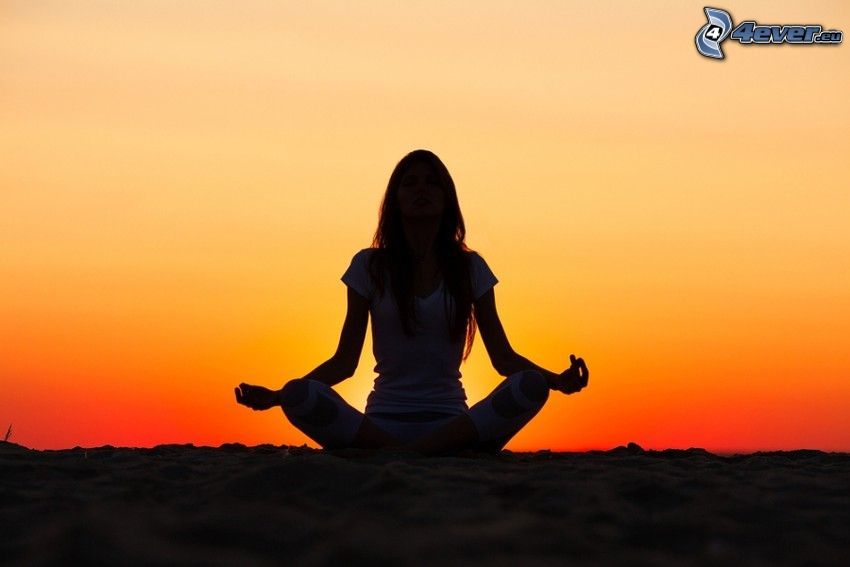 meditáció, jóga, törökülés, nő sziluettje, narancssárga naplemente