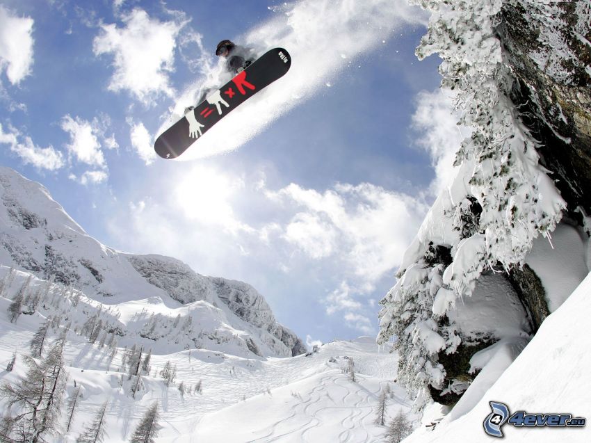 snowboard ugrás, havas hegyek, tűlevelű fák
