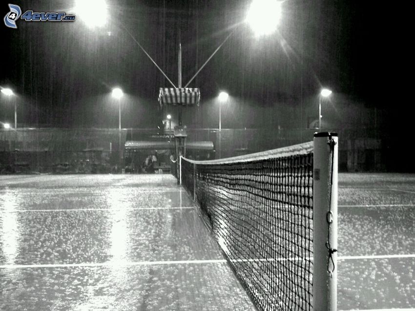 teniszpálya, éjszaka, eső, fekete-fehér kép