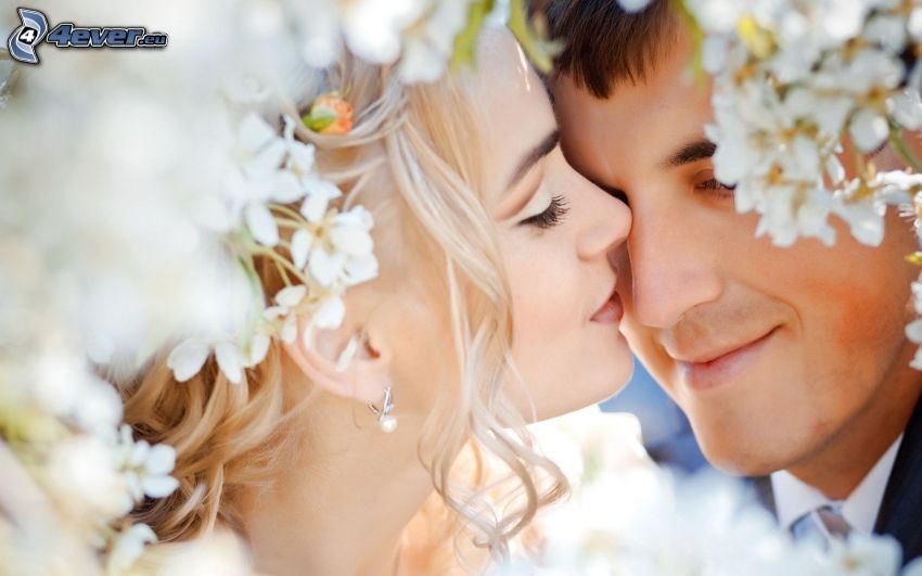 ifjú házasok, menyasszony, vőlegény, párocska, röpke csók
