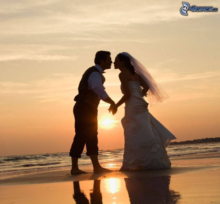 ifjú házasok, naplemente a tengerparton