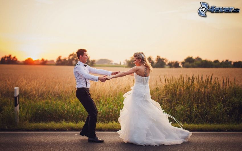 ifjú házasok, tánc, naplemente a mezőn túl, út