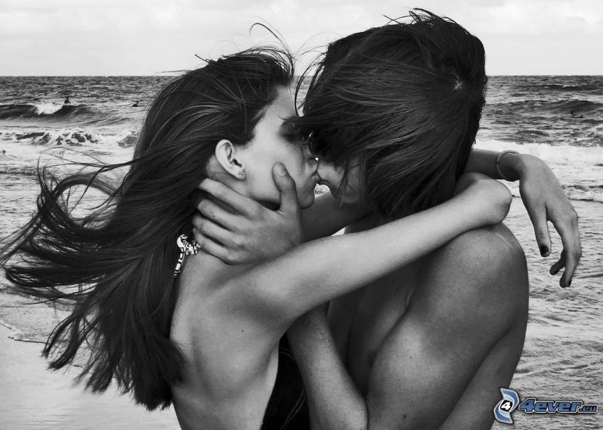 ölelkező pár, pár a strandon, csók, tenger