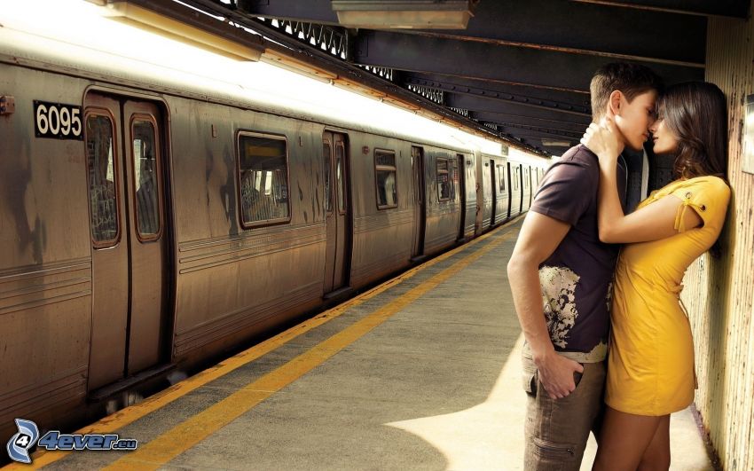 ölelkező pár, röpke csók, metró