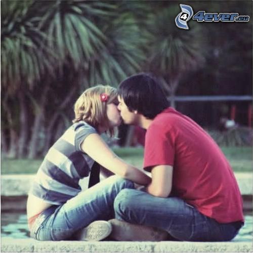 pár a parkban, szerelem, csók