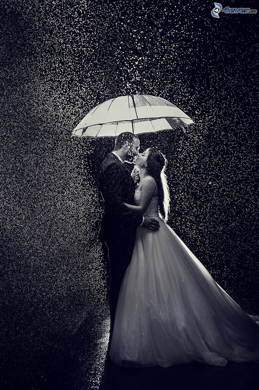 pár az esőben, esküvői pár, esernyő, fekete-fehér kép