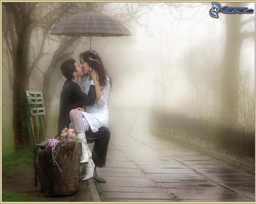 pár esernyővel, csók az esőben, romantika, ifjú házasok