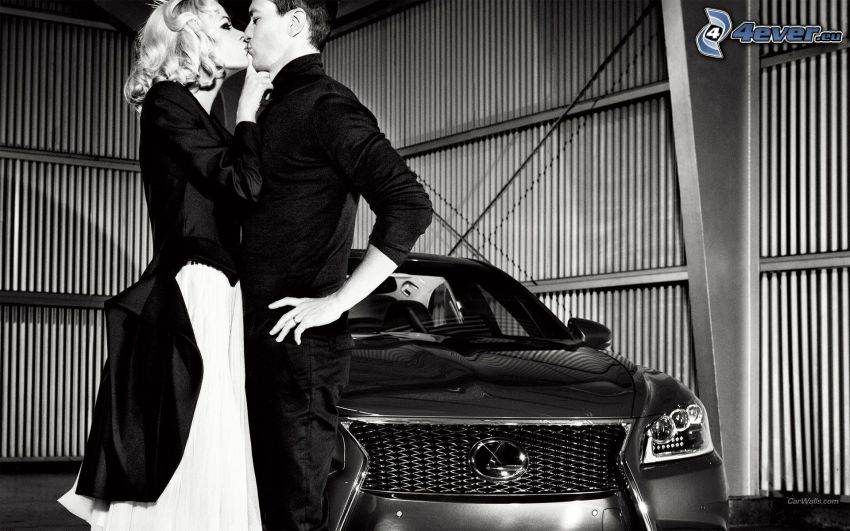 párocska, csók, Lexus LS, fekete-fehér kép