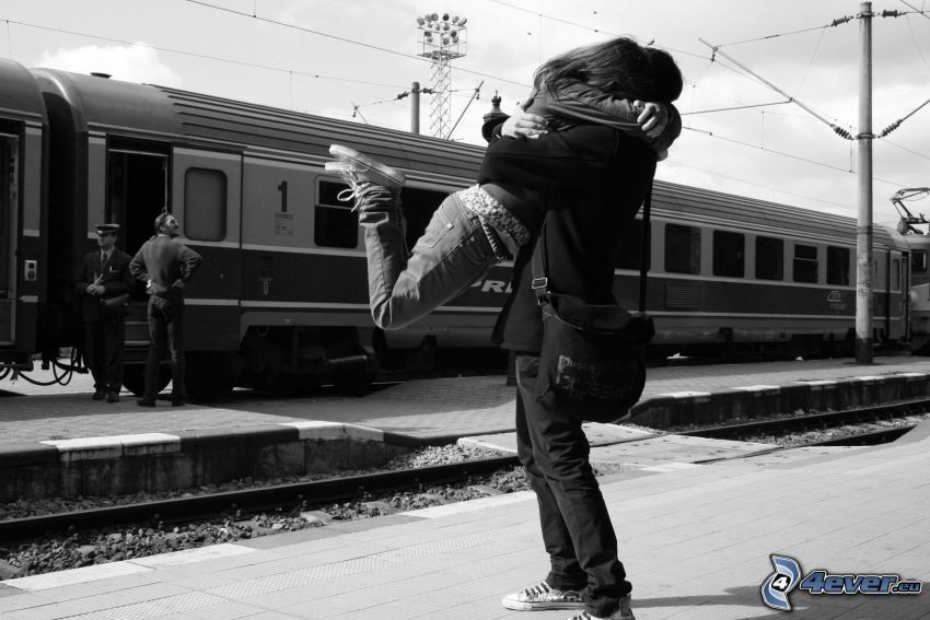 szerelmes ölelés, ölelkező pár, fogadtatás, szerelem, vonat, boldogság