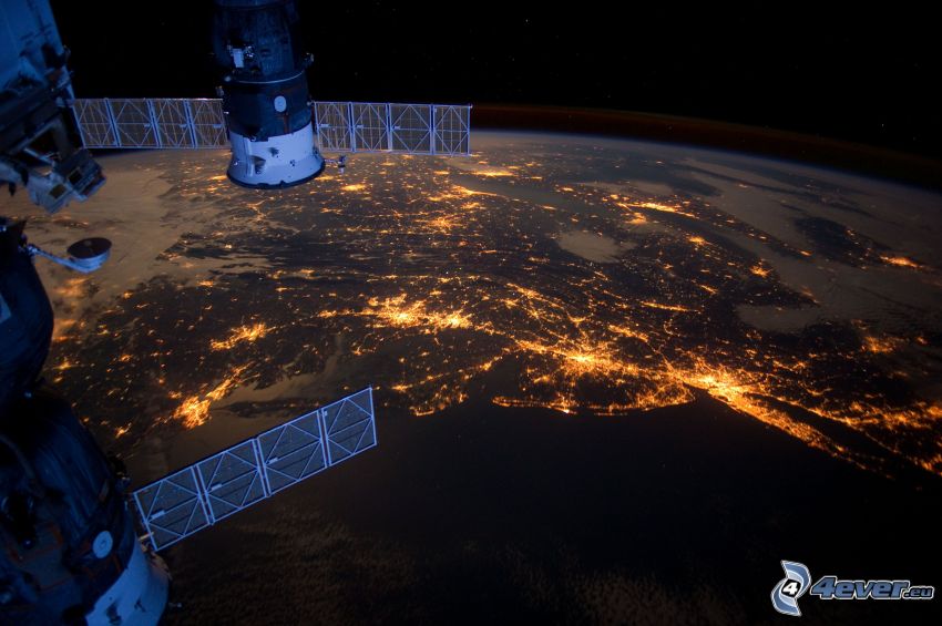 Nemzetközi Űrállomás (ISS), Föld az ISS-ről, Szojuz űrhajó, éjszakai város
