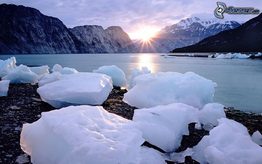 békés téli tó, jégtáblák, napnyugta, havas hegyek