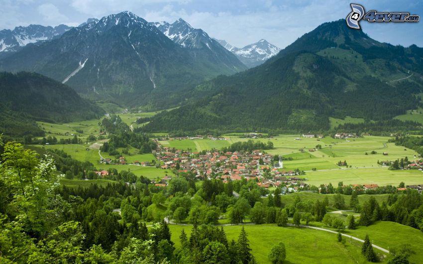 Bajorország, sziklás hegységek, kilátás a városra, zöld fák