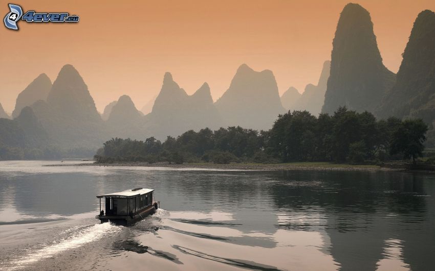 csónak a folyón, magas hegyek, Kína