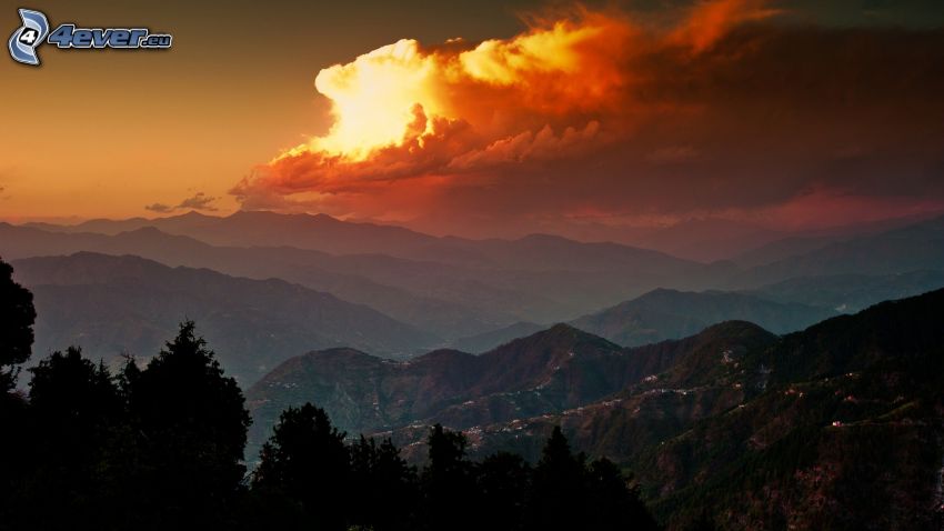 kilátás a tájra, hegyek, sárga felhők, India, napnyugta