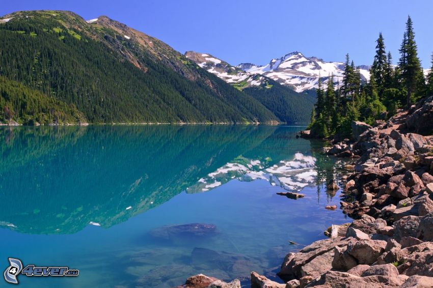 Moraine Lake, Banff Nemzeti Park, tó, kövek, havas dombok, tűlevelű fák