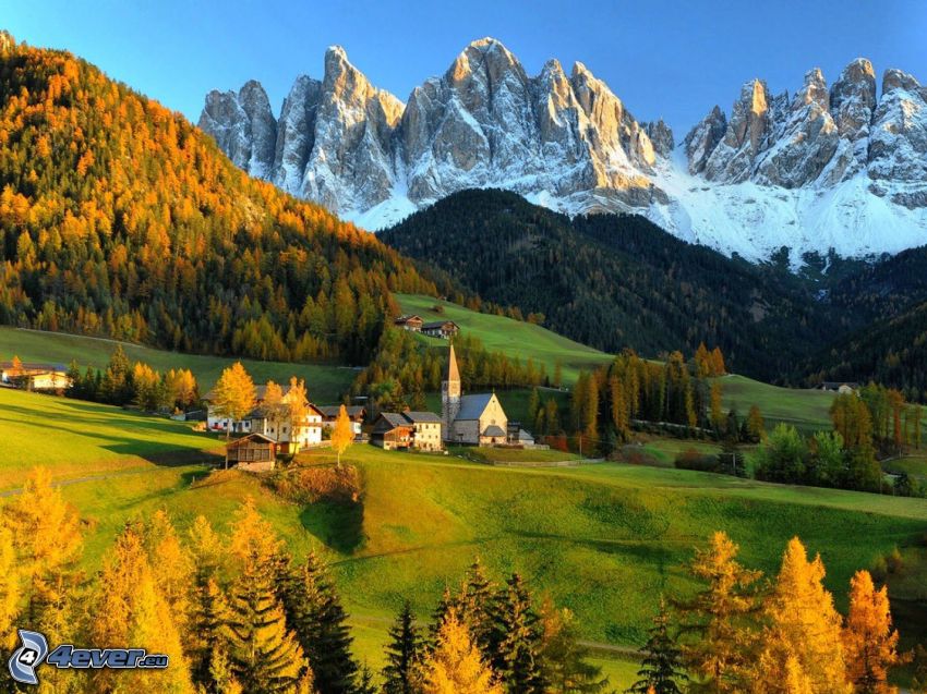 Val di Funes, Olaszország, falu, havas hegyek, erdők és rétek