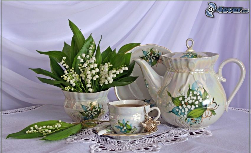 gyöngyvirágok, egy csésze tea, teáskanna