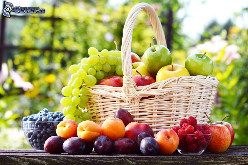 gyümölcs, kosár, szőlő, almák, szilvák, málnák, őszibarackok