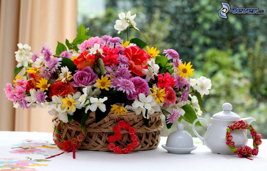 mezei virágok vázában, teáskanna, tea