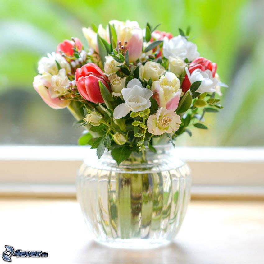 virágcsokor, virágok vázában, tulipánok