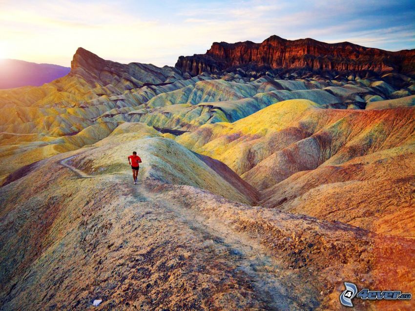 Painted Hills, Oregon, USA, futó, naplemente a domb mögött