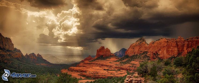 Sedona - Arizona, sziklák, sötét felhők, napsugarak