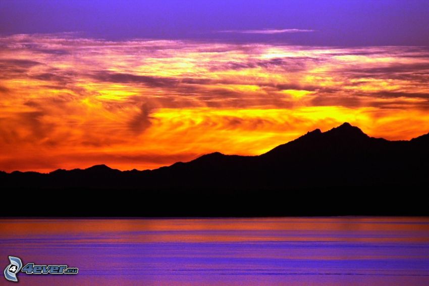 narancssárga naplemente, hegyvonulat, narancssárga felhők, nagy tó