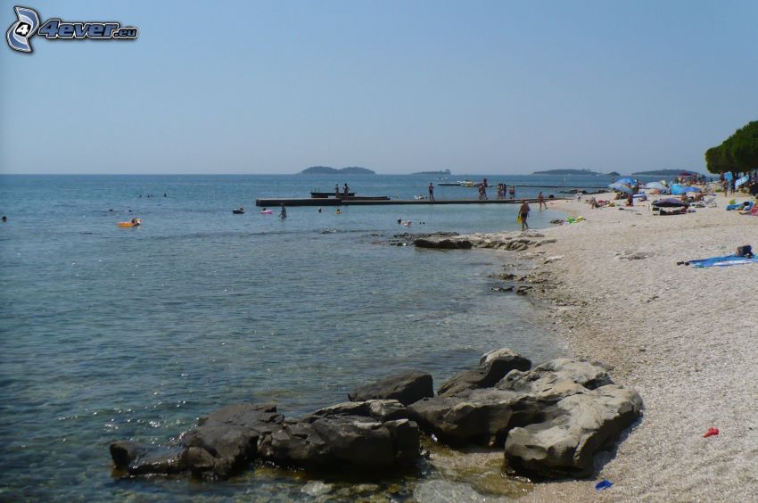 kavicsos part, sziklák a tengerben, móló, Horvátország