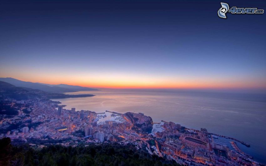 Monaco, kilátás a tengerre, házak, napkelte