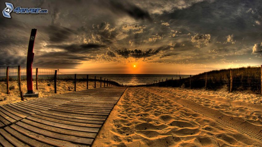 naplemente a tenger fölött, sötét égbolt, homokos tengerpart, járda, HDR