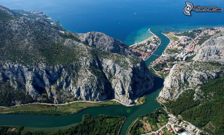 Omiš, Horvátország, sziklák, folyó, tengerparti város