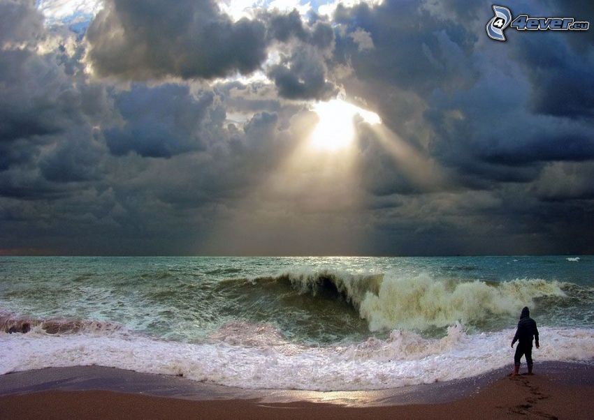 tenger, fiú, homokos tengerpart, hullám, felhők, napsugarak