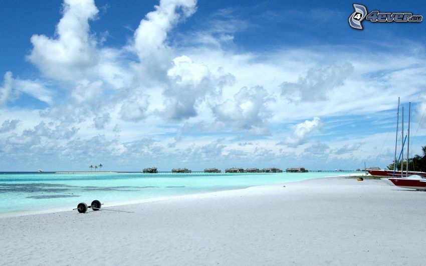 tengerpart a Maldív-szigeteken, azúrkék tenger, ég
