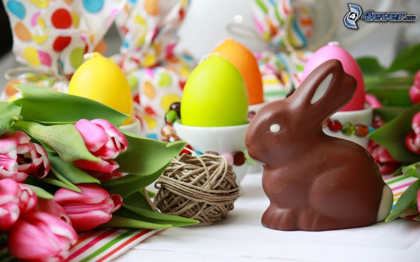 Húsvét, tulipánok, csokoládé nyuszik, csokoládé, gyertyák