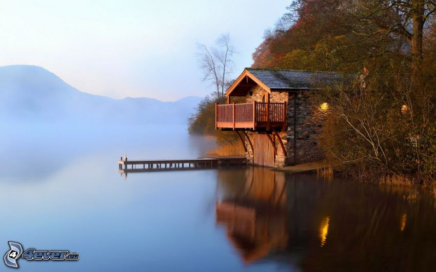 domek nad jeziorem, drewniane molo