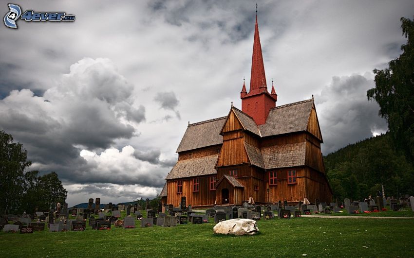 drewniany kościół, cmentarz, chmury