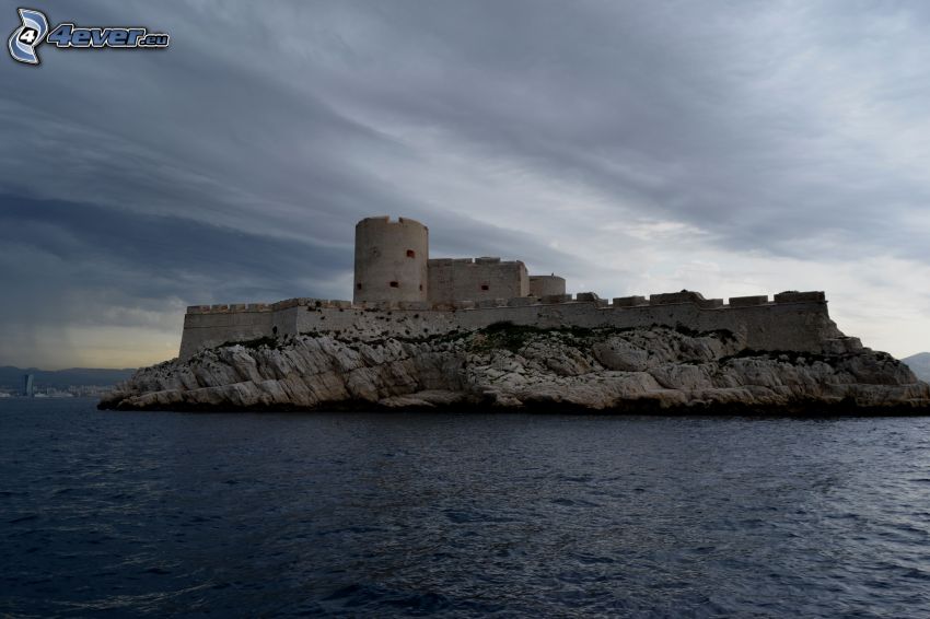 Château d'If, wyspa, ciemne chmury