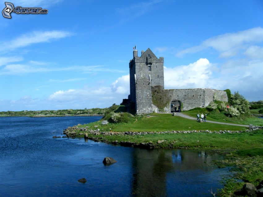 Dunguaire Castle, jezioro