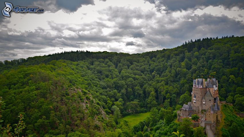 Eltz Castle, pasmo górskie, zielony las, chmury