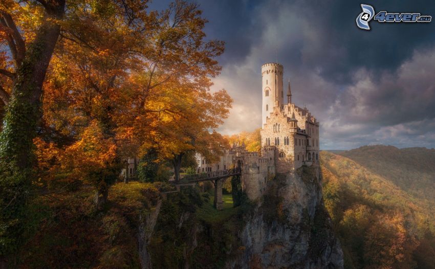 Lichtenstein Castle, jesienny las, HDR