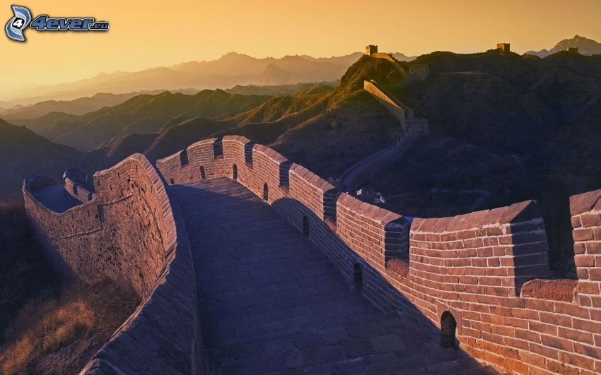 Wielki Mur Chiński, po zachodzie słońca, pasmo górskie