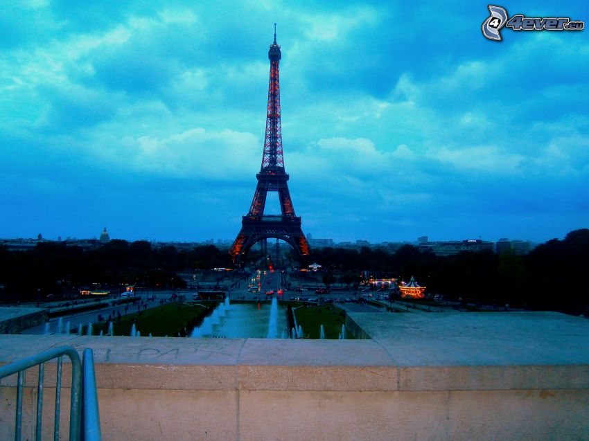 Wieża Eiffla, Paryż, Francja, wieczór, chmury