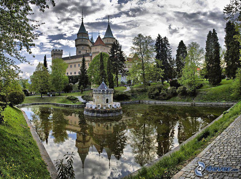 Zamek Bojnice, park, jeziorko, HDR