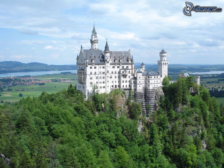zamek Neuschwanstein, Niemcy, las, widok na krajobraz