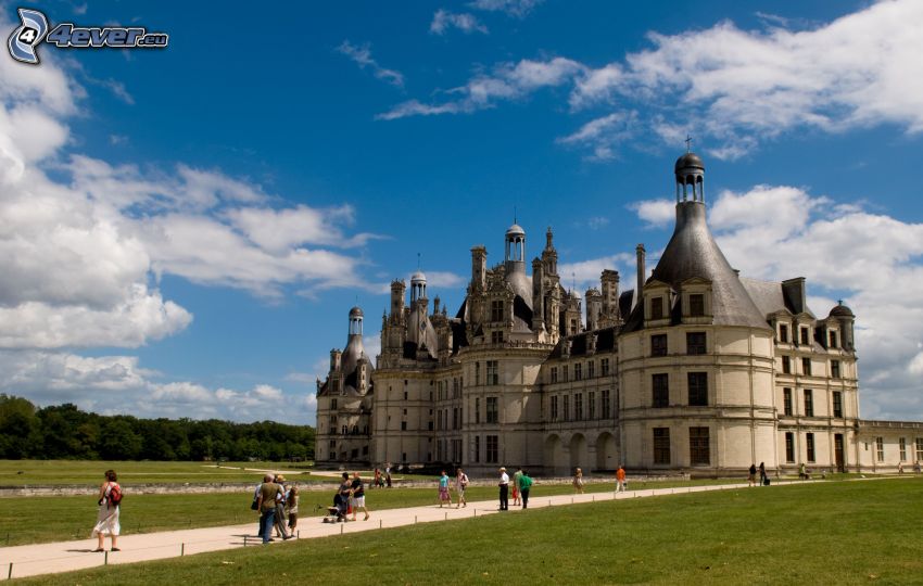 Zamek w Chambord, chodnik, trawnik, chmury