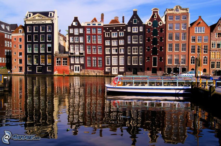 Amsterdam, domki szeregowe, rzeka, łódka