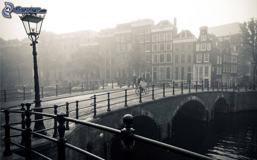 Amsterdam, kamienny most, lampa uliczna
