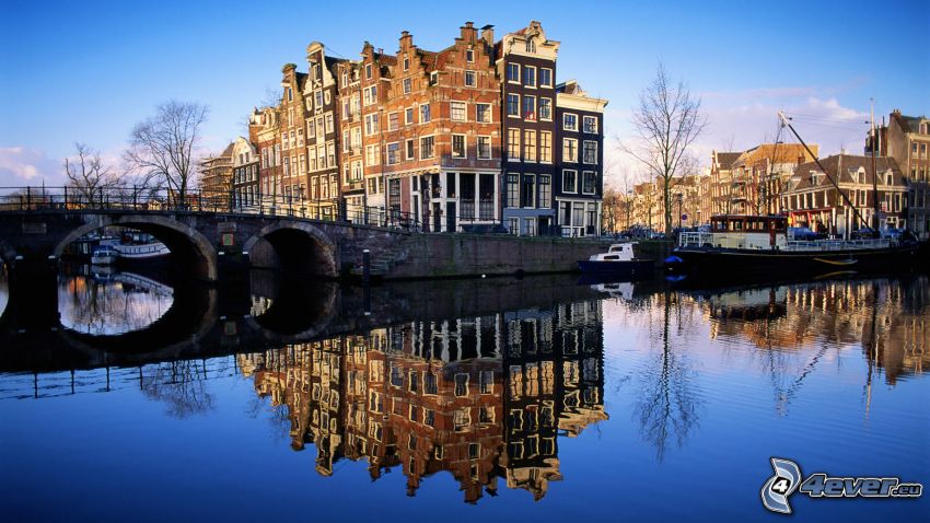 Amsterdam, kanał, kamienny most, domy