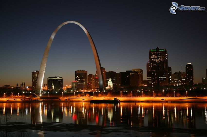 Gateway Arch, St. Louis, miasto nocą