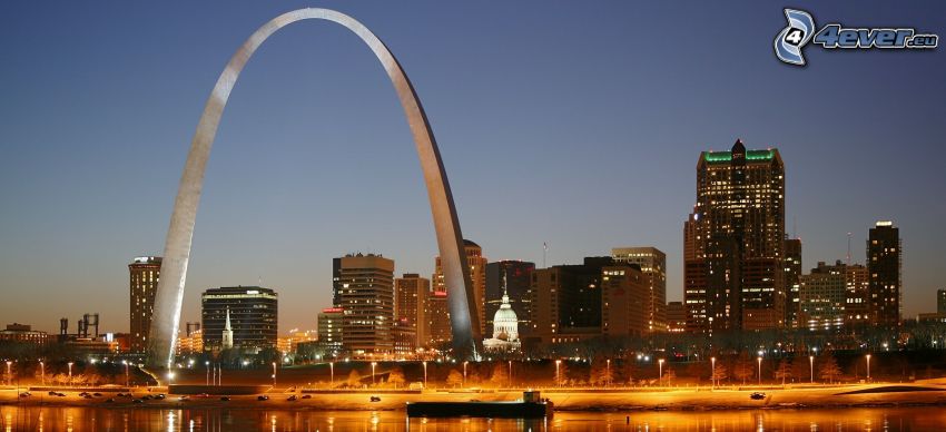 Gateway Arch, St. Louis, miasto wieczorem